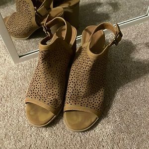 Universal thread tan open toed wedges